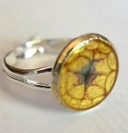 Bague prisme bouton d'or et fleur de cerisier et résine