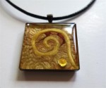 Collier pendentif carré prisme bouton d'or