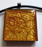Collier pendentif carré prisme bouton d'or