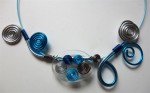 Collier résine spirales bleues