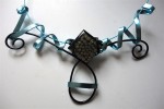 Collier perle résine prisme onyx et fil alu plat bleu glaçon