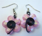 Boucles d'oreilles fleur rose et fil noir
