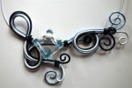 Collier bleu blanc et noir avec résine carrée