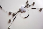 Collier constellations gris et noir papillon blanc