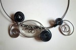 Collier feuilles noir et blanc