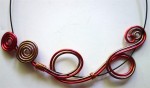 Collier rouge et marron