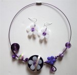 Collier violet capsule